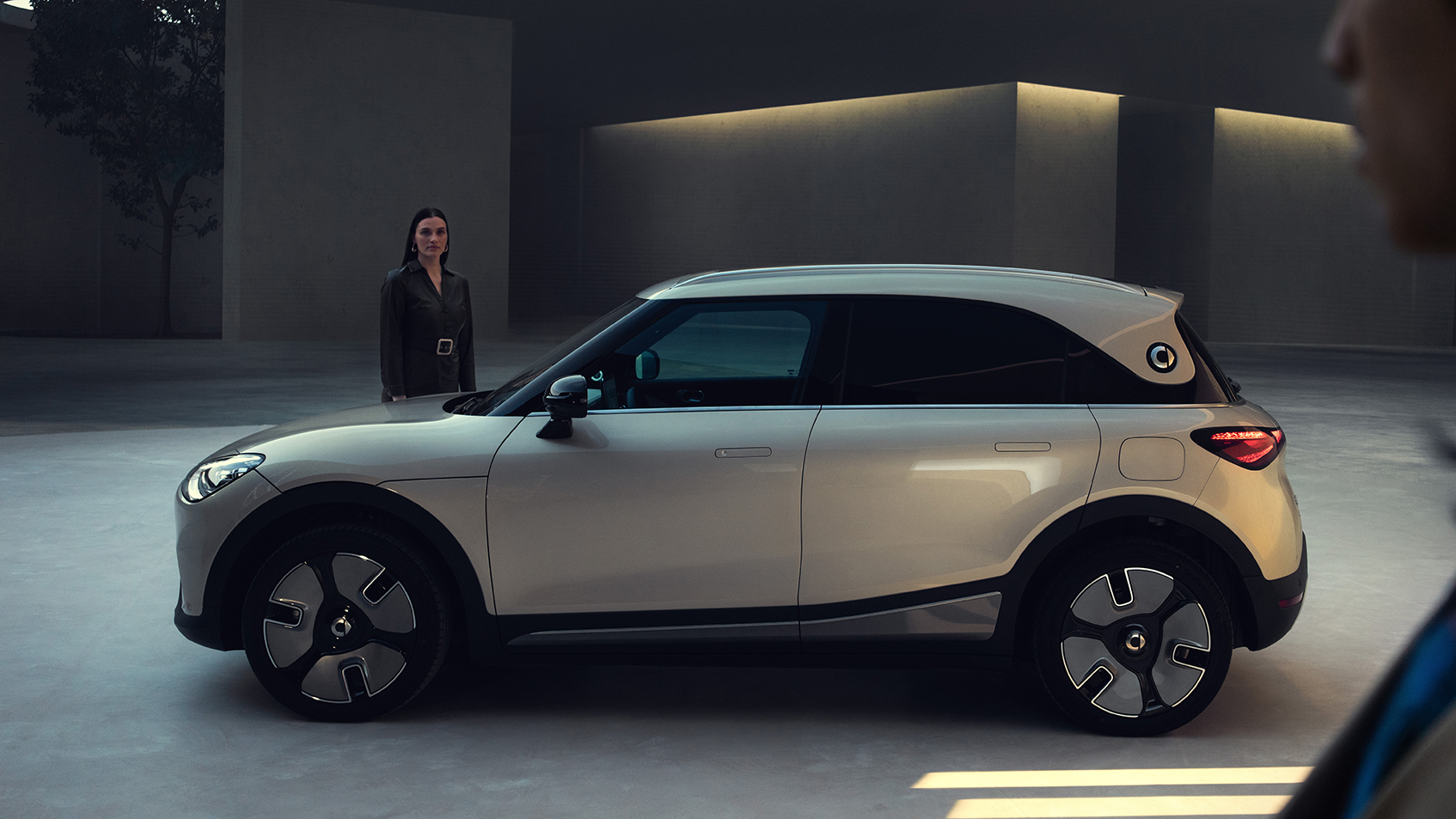 HX11 Premium Solar Silver Metallic Still 8K Landscape Market Entry Keyvisual Hero Group Shot W Car 0045