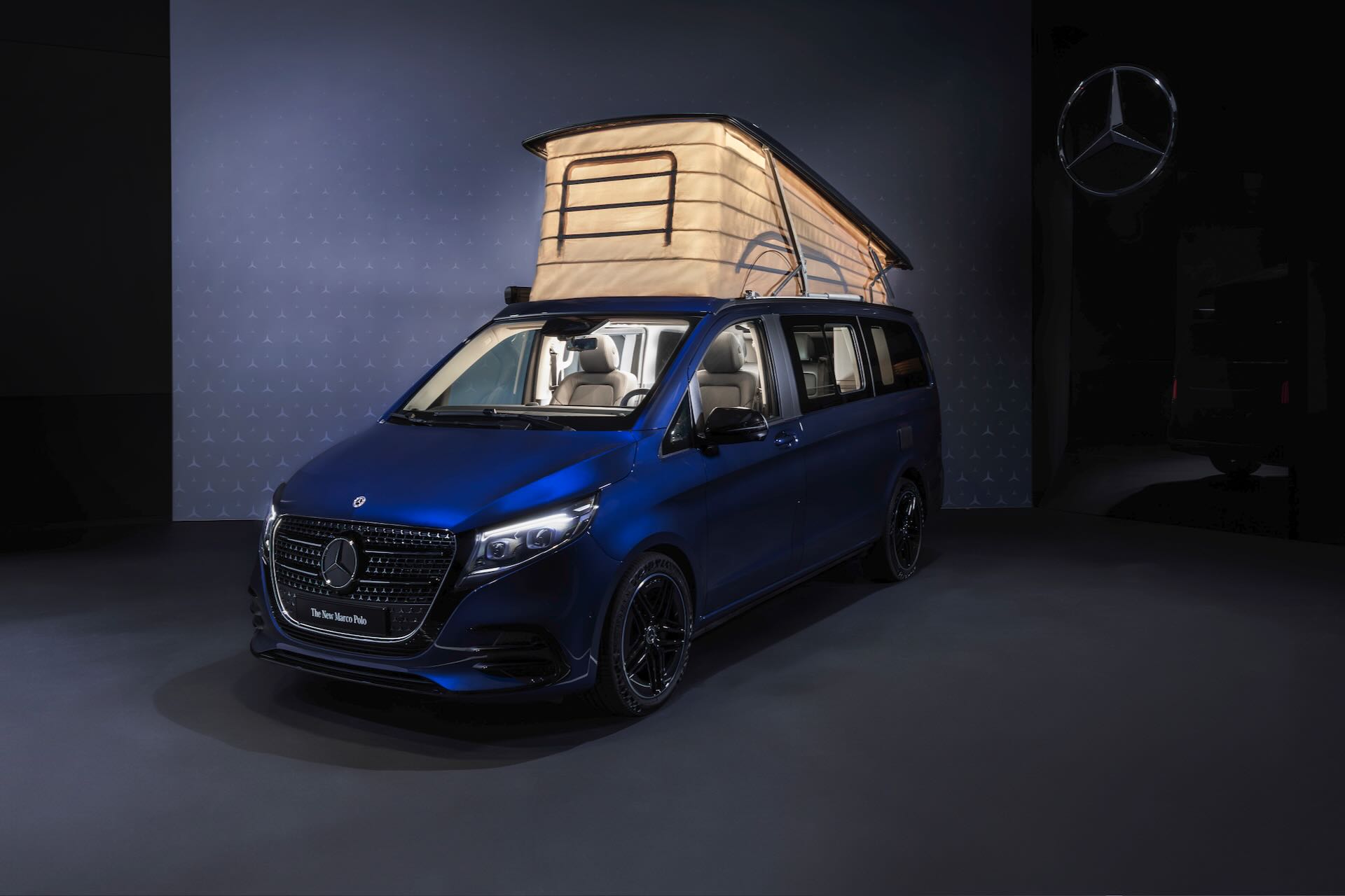 Mercedes-Benz Marco Polo Blu Elettrico con tenda aperta e luci accese
