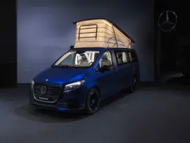 Mercedes-Benz Marco Polo 2026. Mercedes-Benz Marco Polo Blu Elettrico con tenda aperta e luci accese