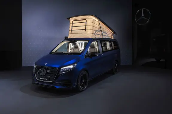 Mercedes-Benz Marco Polo Blu Elettrico con tenda aperta e luci accese Mercedes-Benz Marco Polo Blu Elettrico con tenda aperta e luci accese